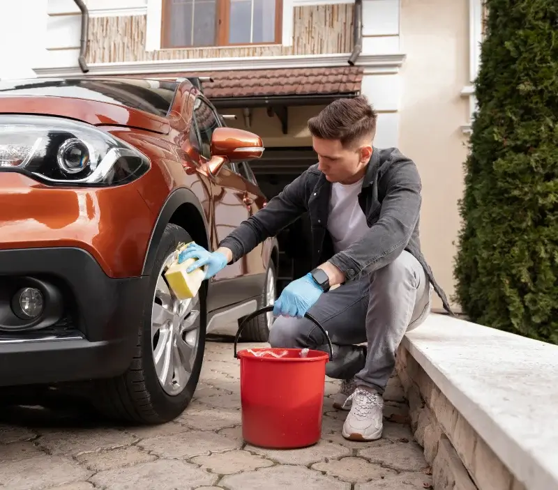 Lavage auto à domicile Trégonneau : professionnel intervenant sur un véhicule